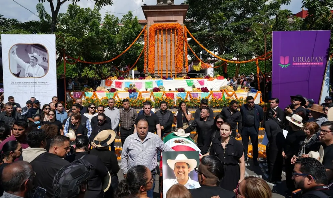 Entre indignación y reclamos despiden a Carlos Manzo