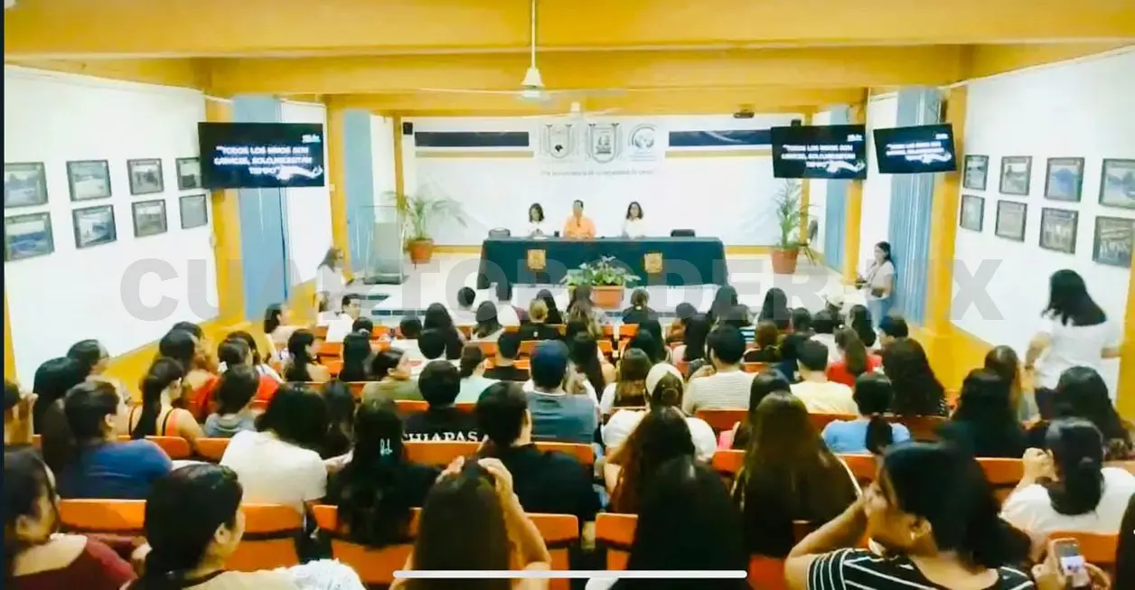 Aspecto del evento donde el ponente se dirigió a la comunidad estudiantil. CP