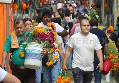 Miles de familias abarrotaron el panteón