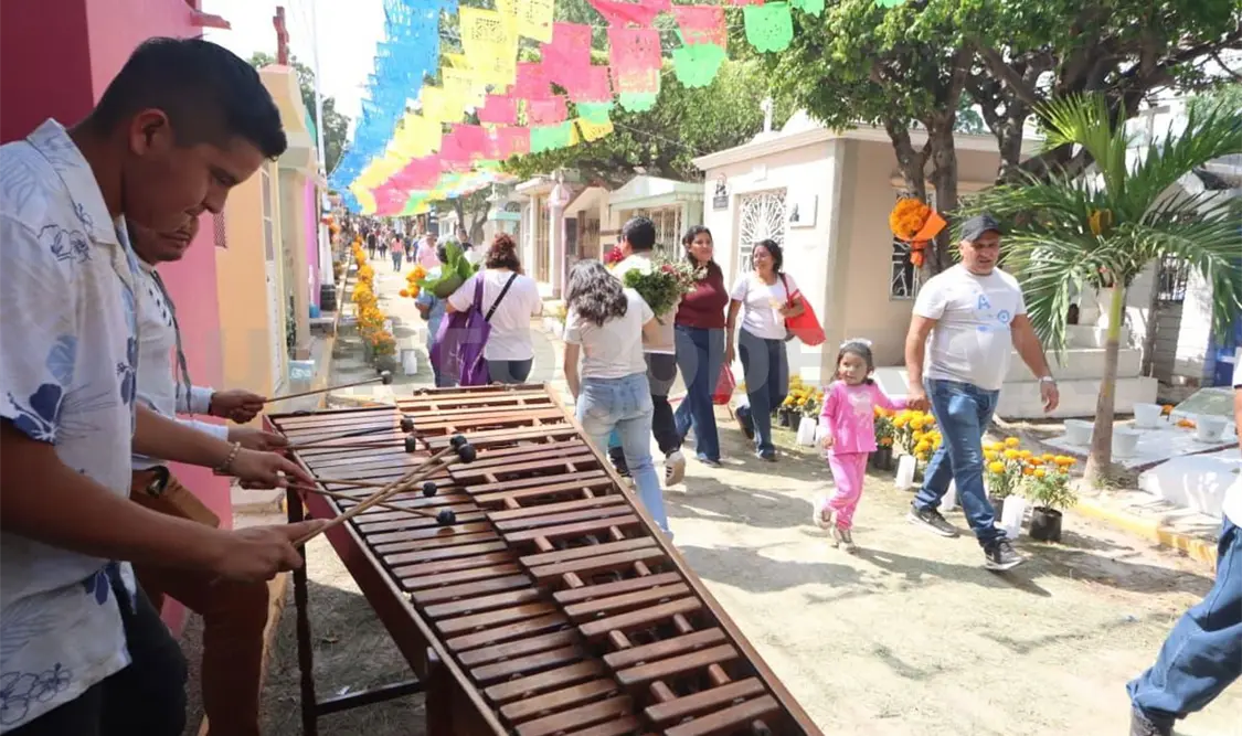 Este 1º y 2 de noviembre lucieron abarrotados muchos panteones en Chiapas. Diego Pérez / CP