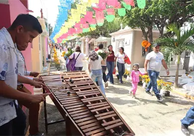 Acuden miles de personas a los panteones