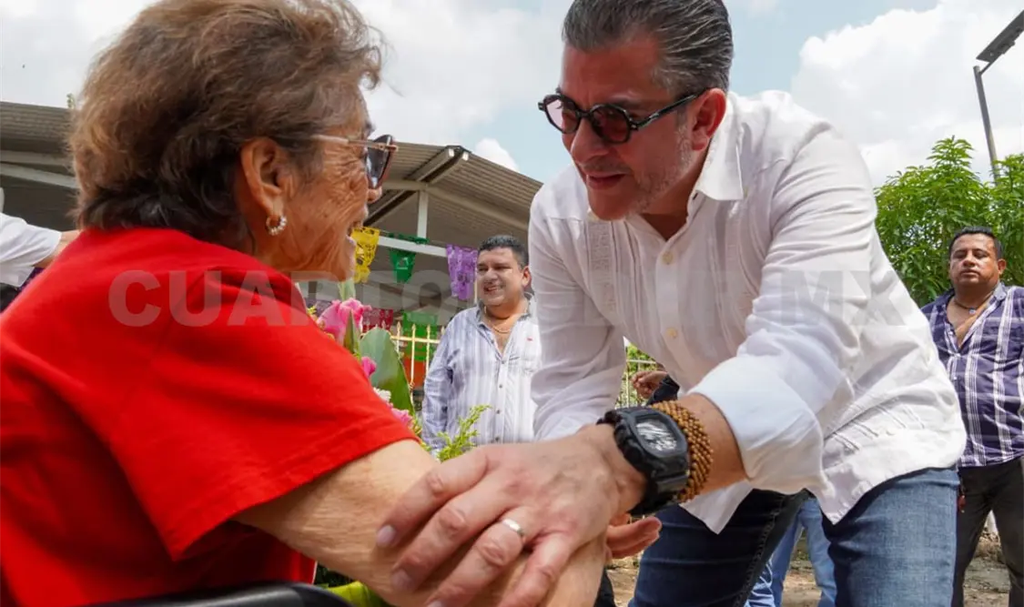 El edil convivió con las personas que acudieron a visitar a sus muertos. Cortesía