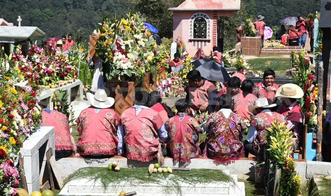 Se abren las puertas de las tumbas para que pasen las ánimas. Guillermo Ramos / CP