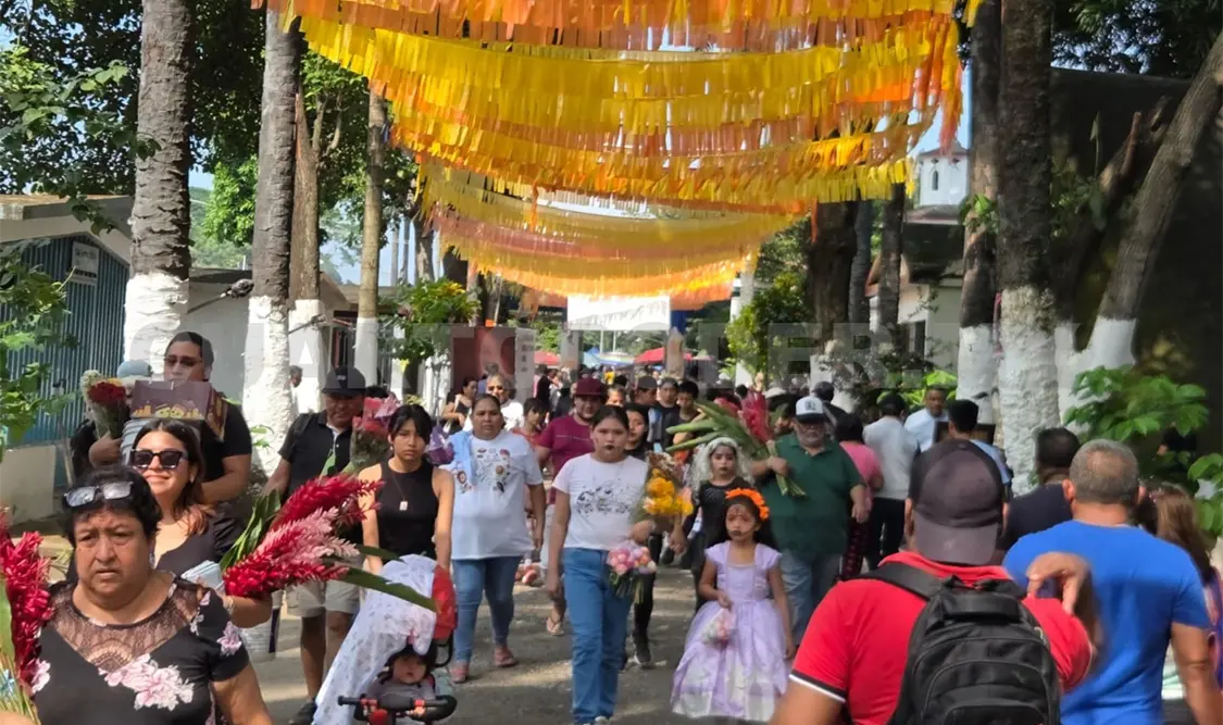 Muchas familias acuden a estos espacios para recordar a las personas que se han adelantado. Ramón García / CP