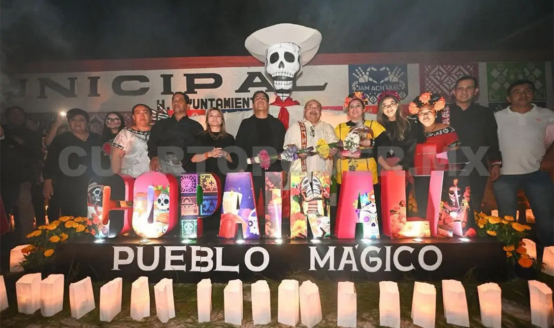 Asistió al panteón Municipal de Copainalá para admirar los altares representativos de la cultura zoque. Cortesía