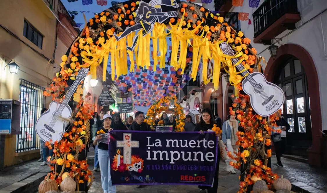 La agrupación Melel Xojobal realizó un “altar móvil” y otro “por la memoria” en el marco del Día de Muertos. Cortesía