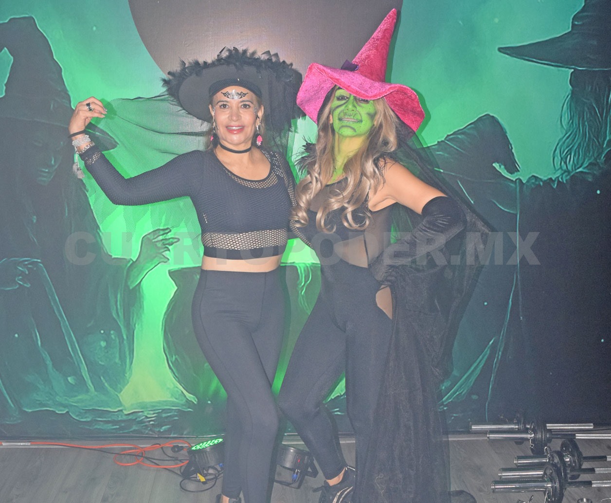 Ejercitándose con disfraces de brujas