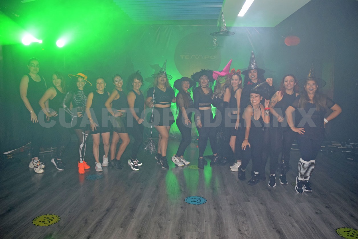 Ejercitándose con disfraces de brujas