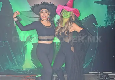 Ejercitándose con disfraces de brujas Ejercitándose con disfraces de brujas