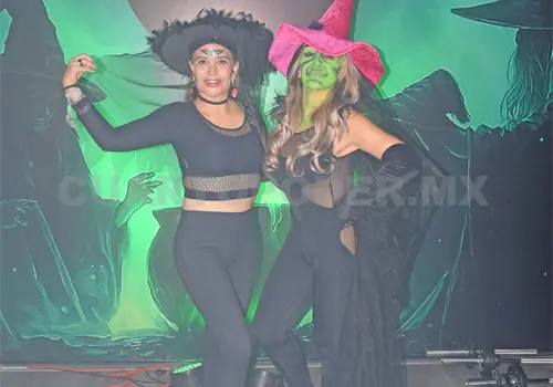 Ejercitándose con disfraces de brujas Ejercitándose con disfraces de brujas