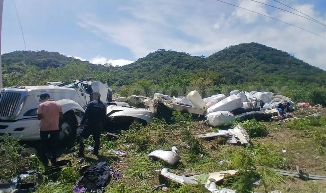 La unidad de carga salió del camino y cayó en un barranco. Juan Orel / CP