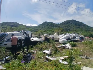Vuelca tractocamión en la curva de Las Antenas
