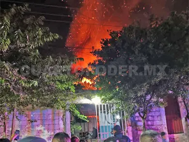 Arden dos casas en la colonia Potinaspak