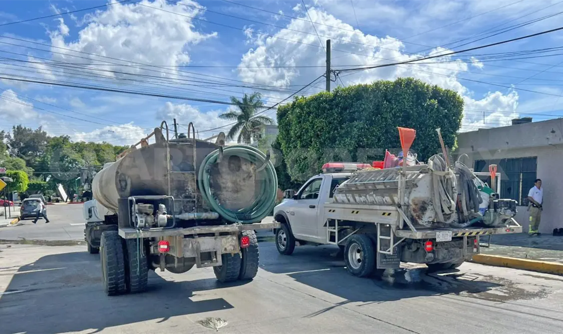 Los “tragahumo” controlaron el fuego y evitaron que un cable de energía eléctrica causara una descarga. Juan Orel / CP
