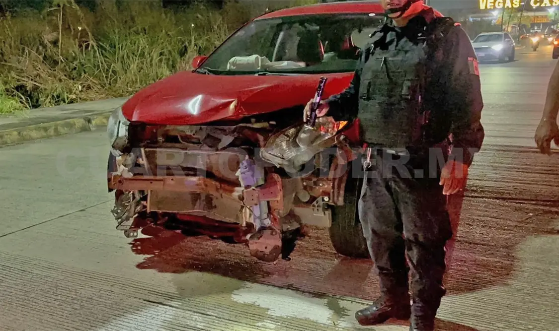 El Honda se estrelló frontalmente contra el transporte público. Víctor Sánchez / CP