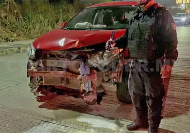 Se impacta en taxi y al tratar de huir lo detienen Se impacta en taxi y al tratar de huir lo detienen