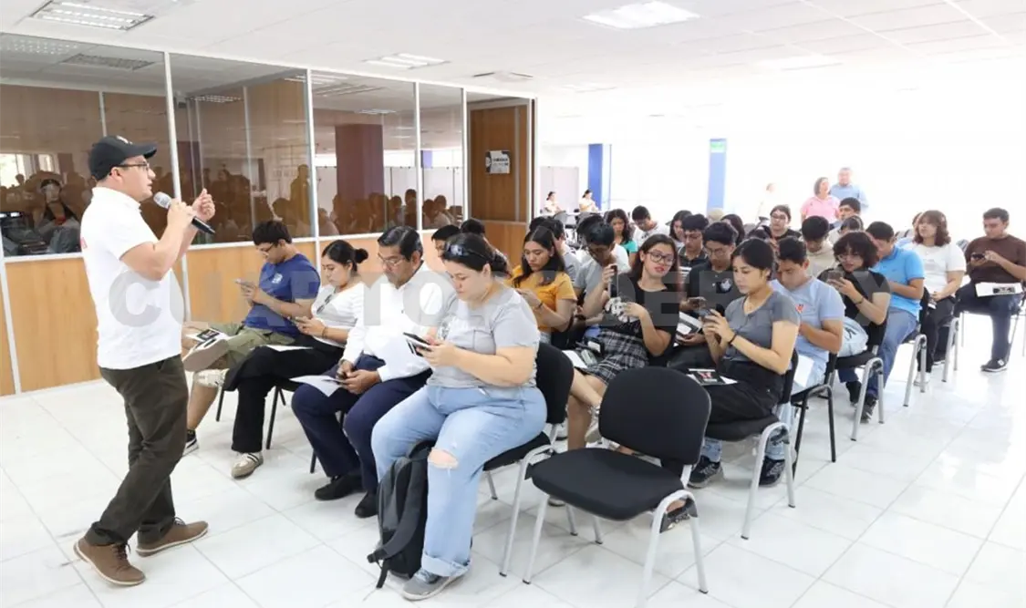 El director dijo que siempre motivan a los estudiantes a emprender por eso buscan la vinculación institucional. Diego Pérez / CP