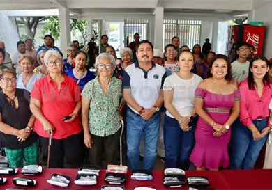 Ayuntamiento y DIF municipal entregan ayudas visuales