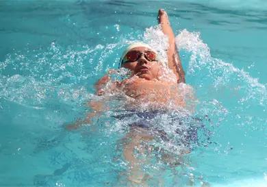Delfines destacan logros en la alberca