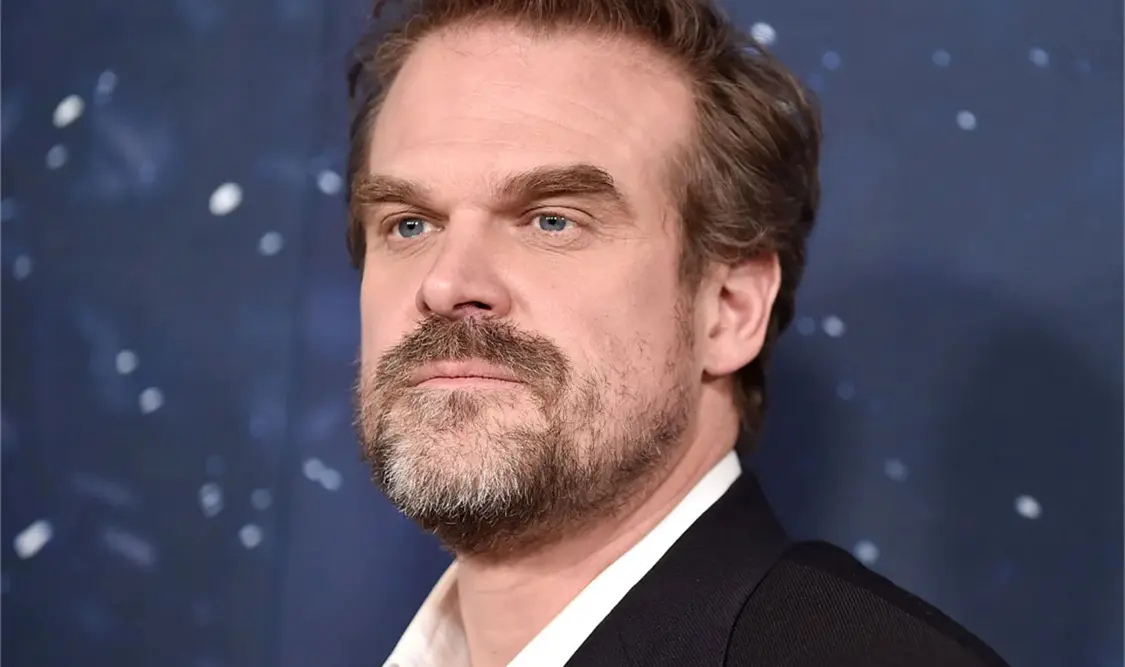 Acusan a David Harbour de acoso