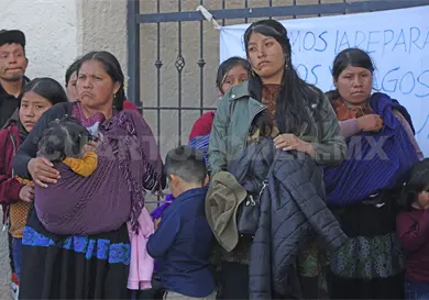 Desplazados de Santa Martha realizan plantón Desplazados de Santa Martha realizan plantón