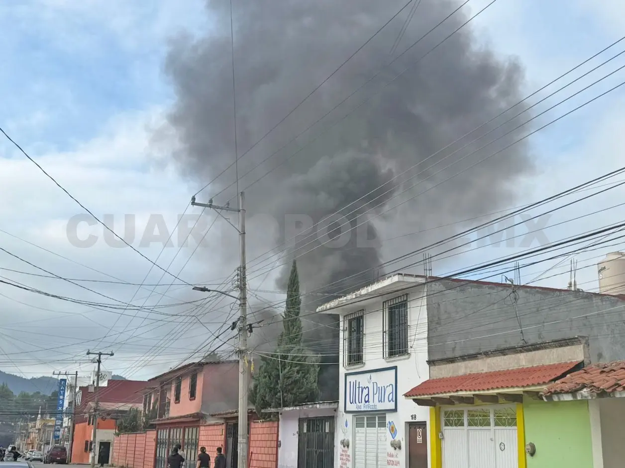 Incendio moviliza a bomberos y policías