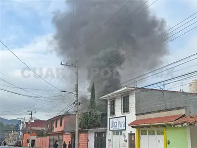 Incendio moviliza a bomberos y policías