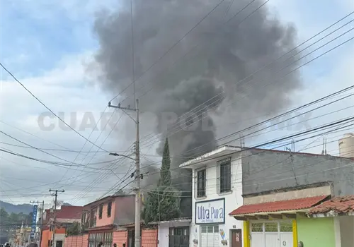 Incendio moviliza a bomberos y policías