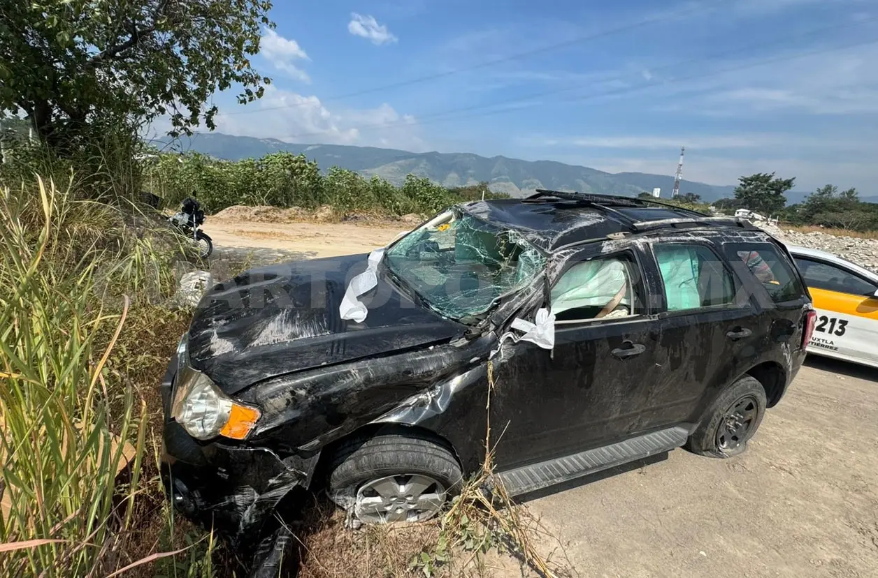 Vuelca camioneta sobre la vía a La Angostura