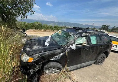 Vuelca camioneta sobre la vía a La Angostura Vuelca camioneta sobre la vía a La Angostura