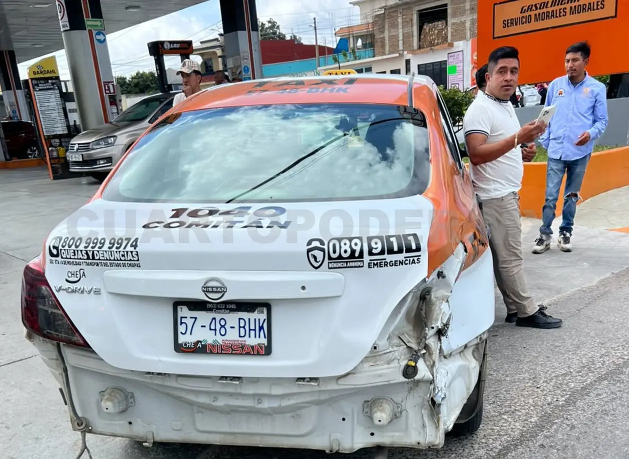 Taxista provoca choque contra un motociclista
