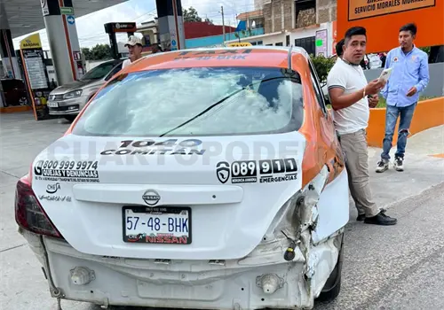 Taxista provoca choque contra un motociclista