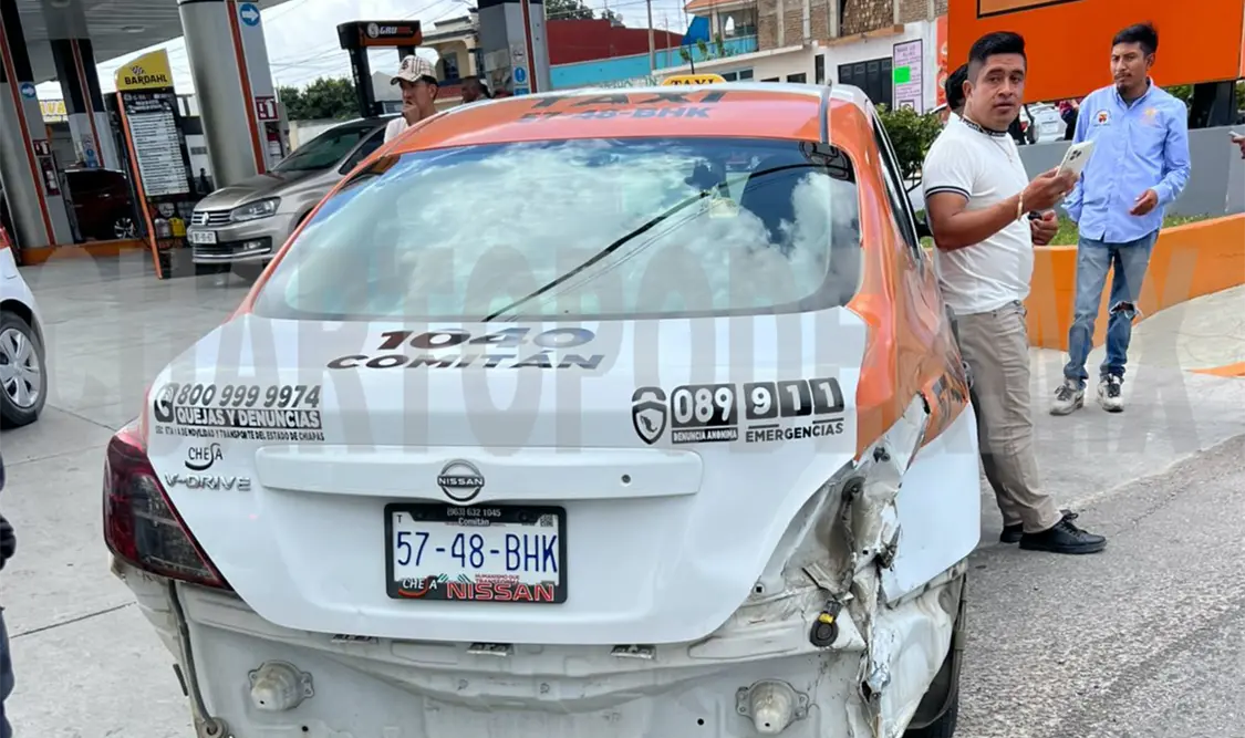 Taxista provoca choque contra un motociclista