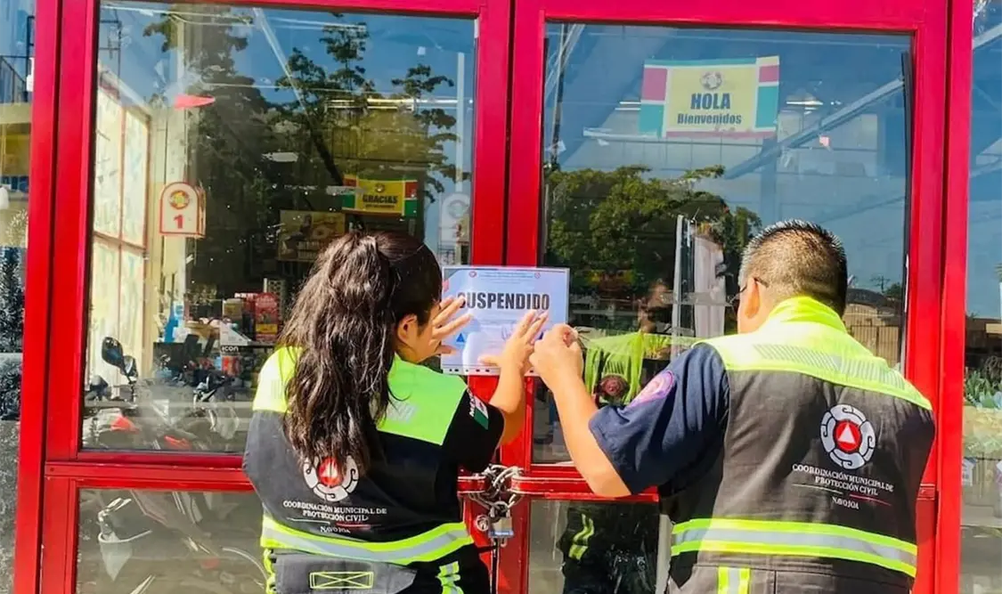 Por deficiencias en diversos sistemas estructurales, clausuran tres tiendas. Cortesía