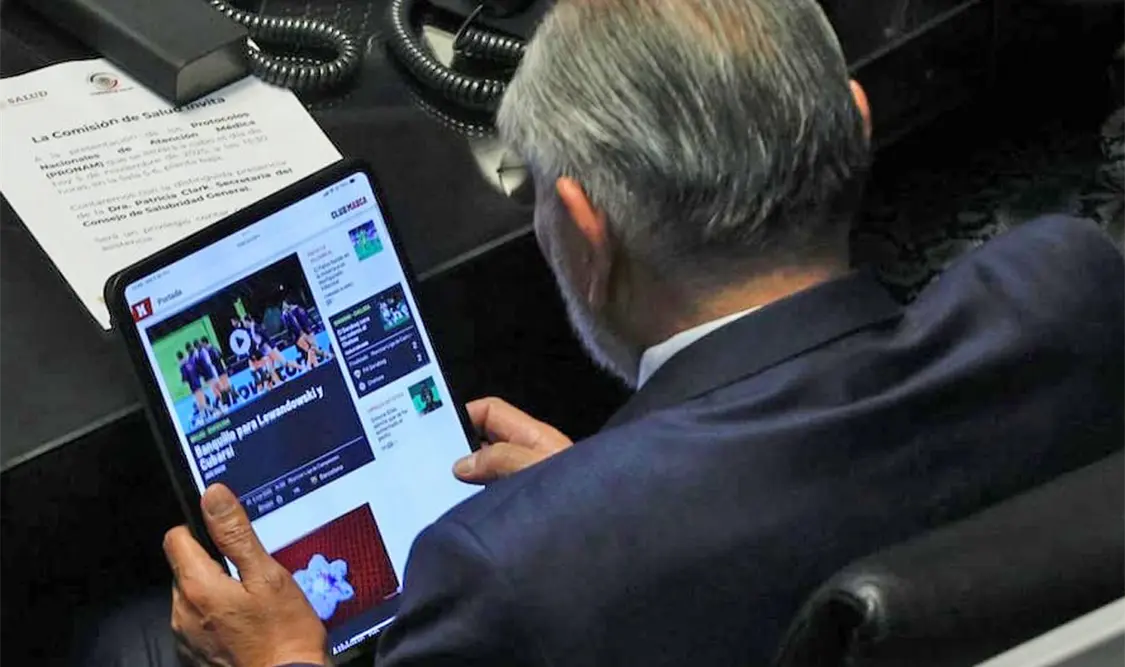 Cachan al morenista viendo deportes, no la sesión del Senado. Cortesía