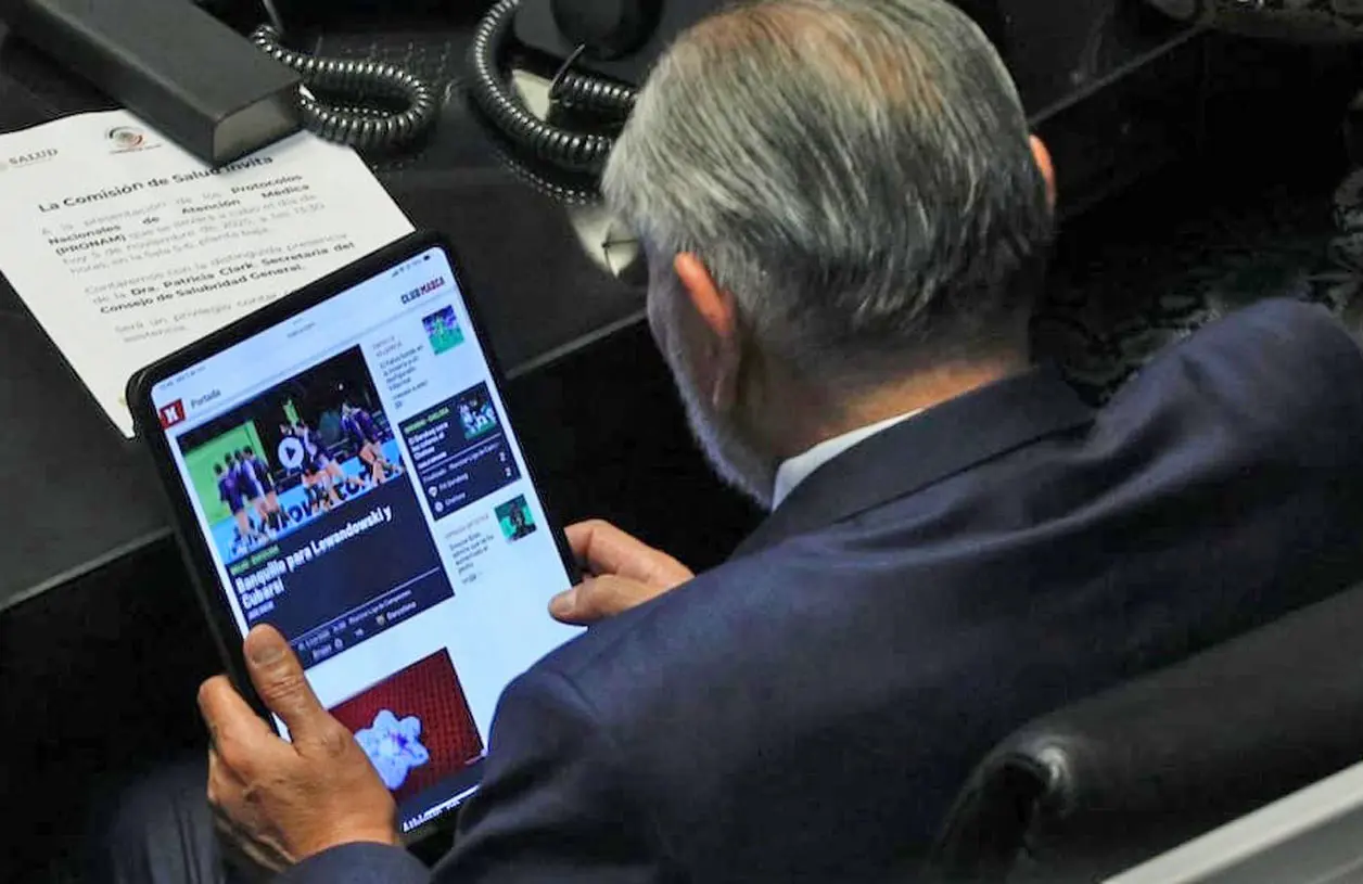 Captan a Adán viendo noticias deportivas en plena sesión