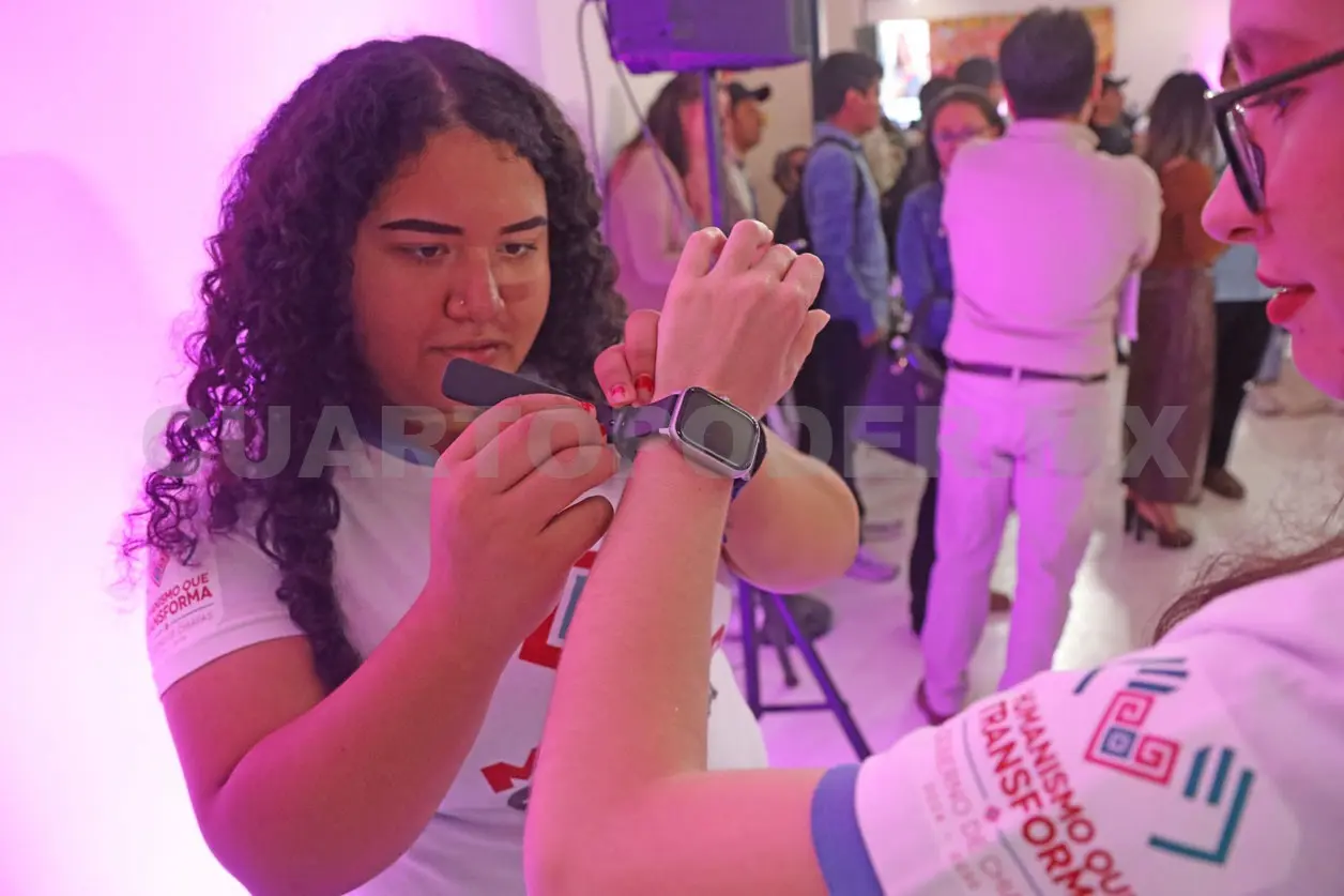 Entregan los primeros relojes de emergencia