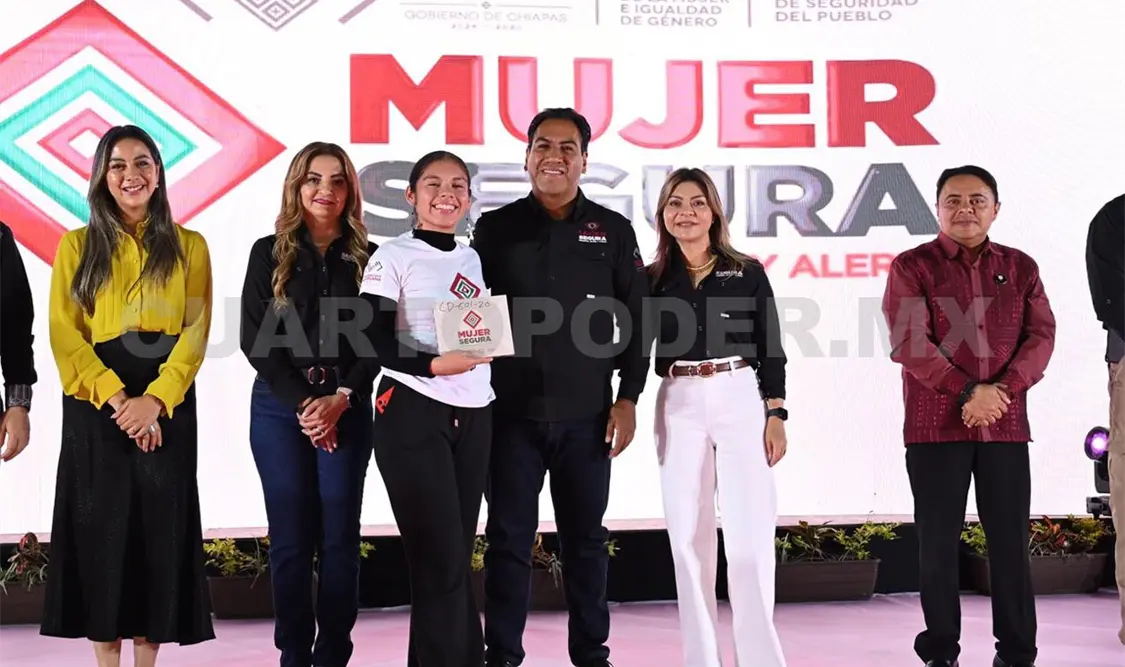 Moreno Guillén encabezó la entrega de los relojes inteligentes. Cortesía