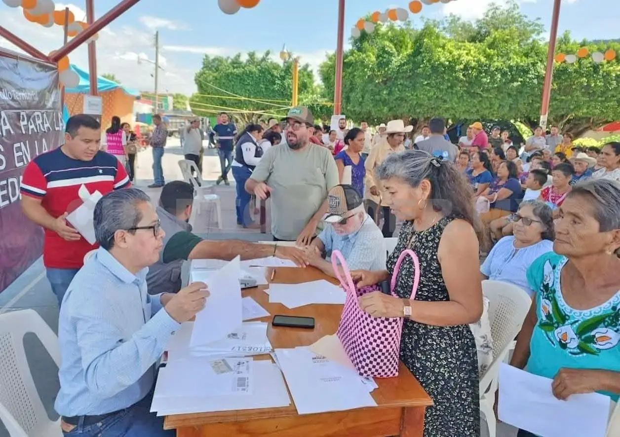 Entregan a mujeres 212 títulos de propiedad