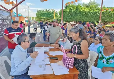 Entregan a mujeres 212 títulos de propiedad Entregan a mujeres 212 títulos de propiedad