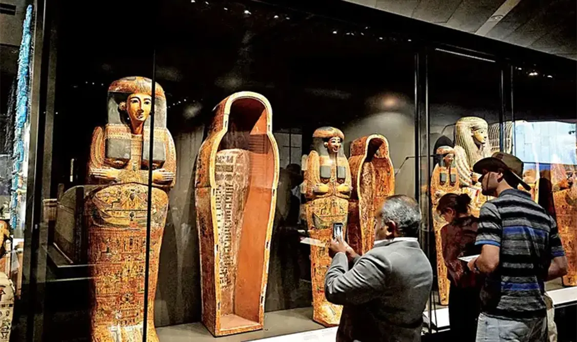 La máscara funeraria de Tutankamón preside la exposición, que reúne alrededor de 4 mil 500 objetos. Cortesía