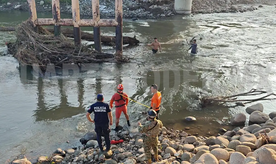 Hallan cuerpo de menor que chocó contra puente