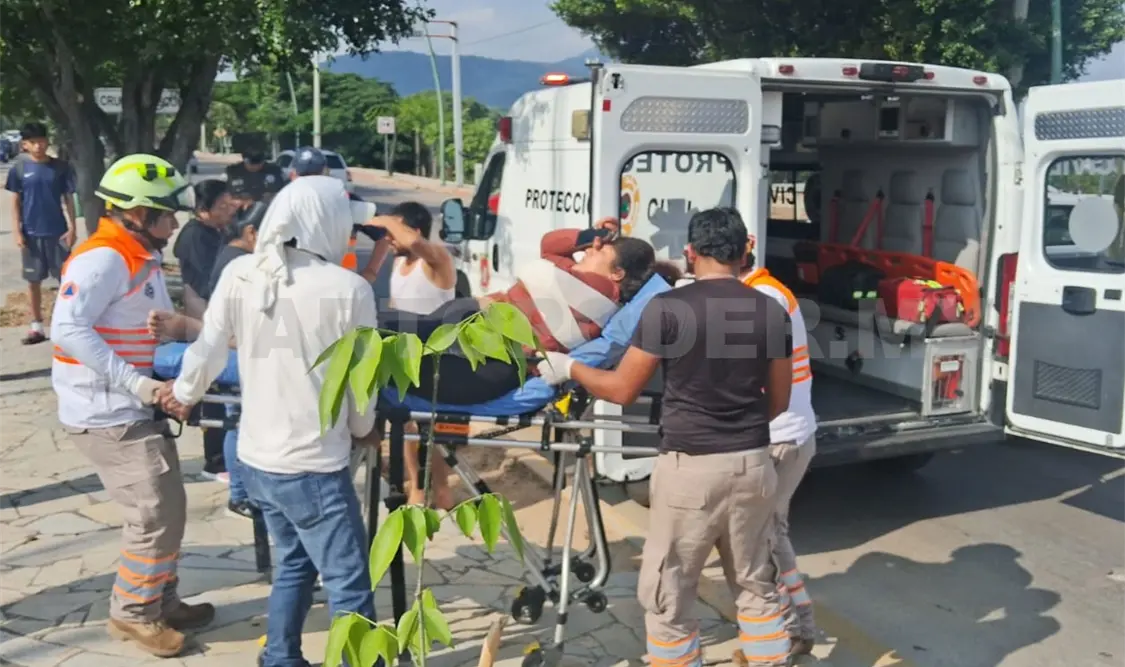 Paramédicos brindaron la atención a la lesionada tras el atropellamiento. Ulises Villalobos / CP