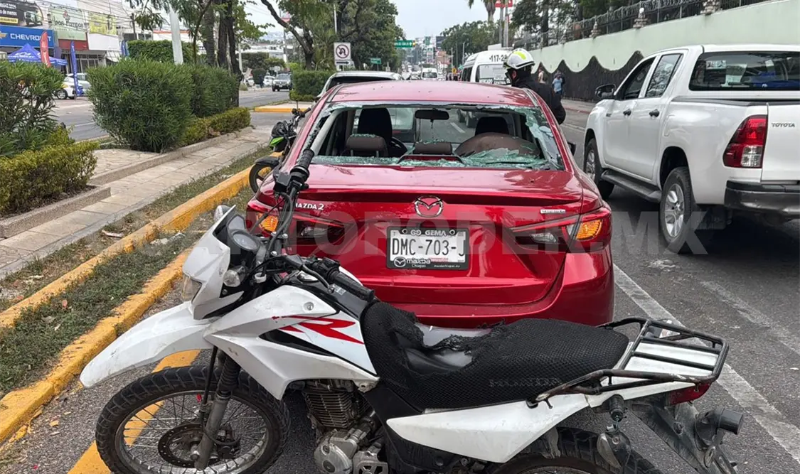 El Mazda y la moto fueron remolcados al corralón luego de las pesquisas viales. Ulises Villalobos / CP