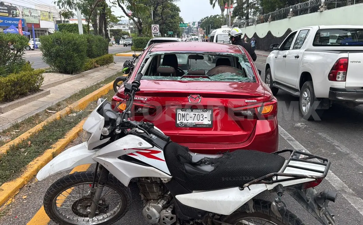 Se estrella moto contra el medallón de un automóvil