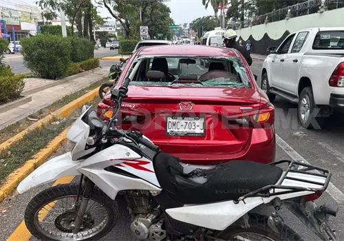Se estrella moto contra el medallón de un automóvil Se estrella moto contra el medallón de un automóvil
