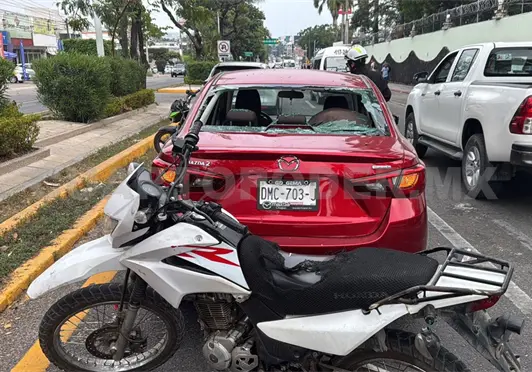 Se estrella moto contra el medallón de un automóvil
