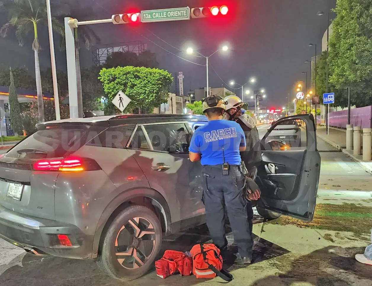 Por semaforazo chocan vehículos particulares