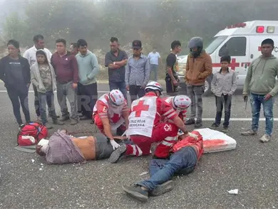 Quedan ocho lesionados por encontronazo en autopista