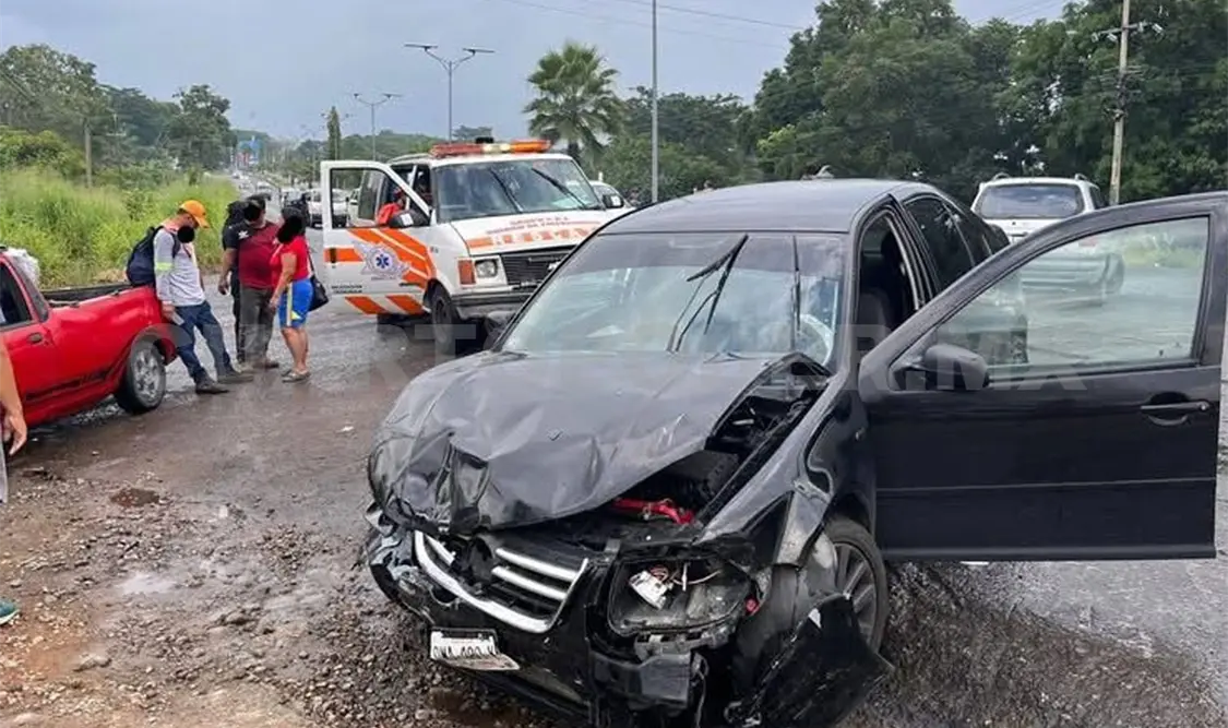 Los vehículos tenían severas averías en la carrocería. Víctor Sánchez / CP